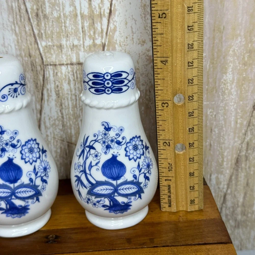 Vienna Woods Blue Onion Salt and Pepper Shakers Fine Bone China Mann MCMLXXX